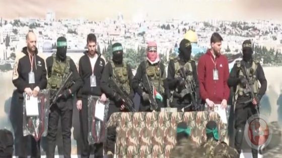 القسام تسلم 3 أسرى إسرائيليين (صور)