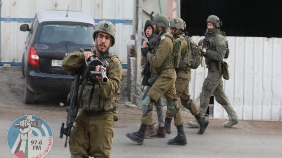 الاحتلال يعتقل 11 مواطنا من رام الله ويعتدي بالضرب على فتى في أبو شخيدم