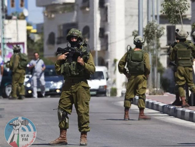 الاحتلال يقتحم المنطقة الجنوبية في الخليل ويداهم منزلي أسيرين محررين