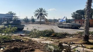 صحيفة تكشف: الجيش الإسرائيلي لا يخطط للانسحاب من منطقة الحدود مع مصر