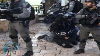الاحتلال يحتجز شابا ويعتدي عليه في باب العمود بالقدس المحتلة