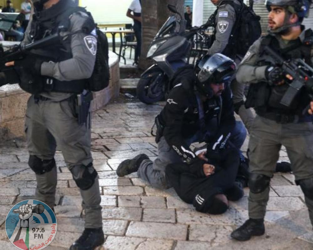 الاحتلال يحتجز شابا ويعتدي عليه في باب العمود بالقدس المحتلة
