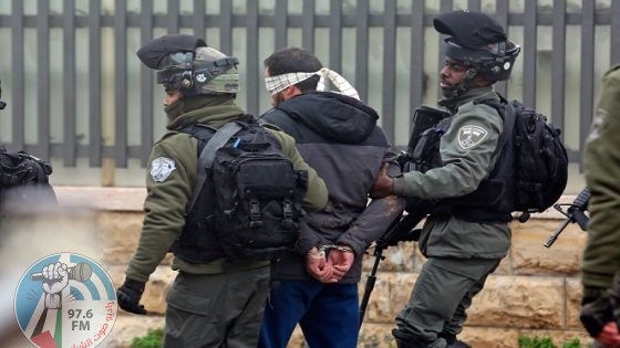 الاحتلال يعتقل مواطنا ونجليه من سلوان وشابا في كفر عقب