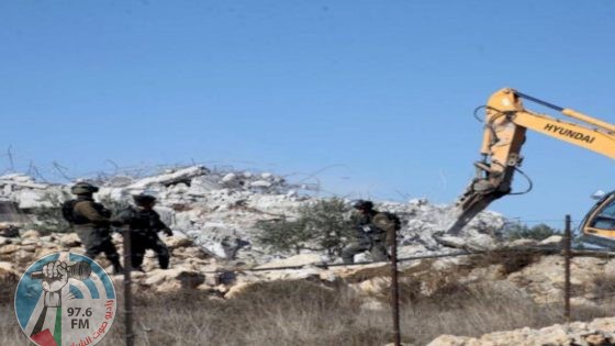 الاحتلال يهدم جدارا استناديا في شرق قلقيلية