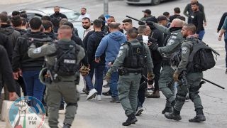 الاحتلال يحتجز عشرات المواطنين ويستجوبهم ويعتدي عليهم بالضرب في الخليل