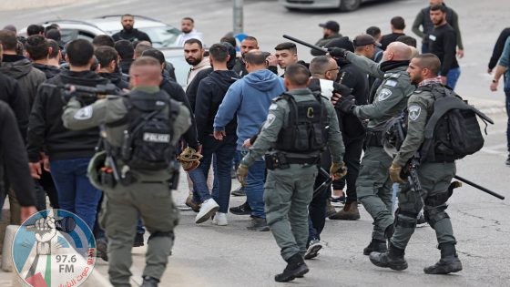 الاحتلال يحتجز عشرات المواطنين ويستجوبهم ويعتدي عليهم بالضرب في الخليل