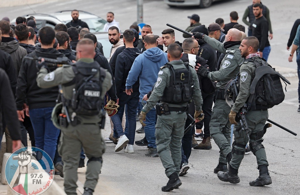 الاحتلال يحتجز عشرات المواطنين ويستجوبهم ويعتدي عليهم بالضرب في الخليل