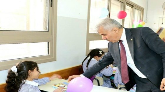 وزير التربية يُطلق الفصل الدراسي الثاني بجولة تفقدية في تربية أريحا