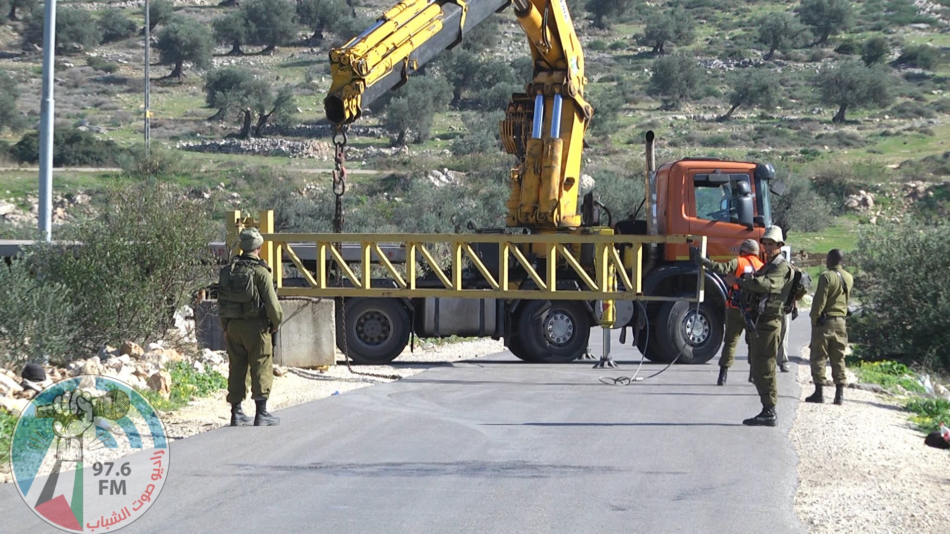 الاحتلال يغلق مدخل العيسوية شمال شرق القدس