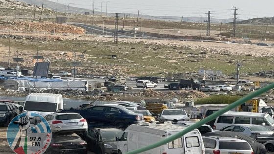 الاحتلال يزيل بسطات تجارية ويستولي على بعضها في عناتا