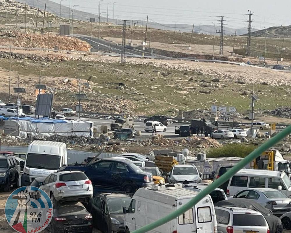 الاحتلال يزيل بسطات تجارية ويستولي على بعضها في عناتا
