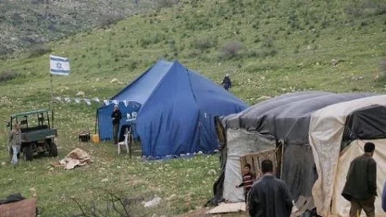 الأغوار الشمالية: مستعمرون يقيمون خيمة على مقربة من مساكن المواطنين في خربة سمرة