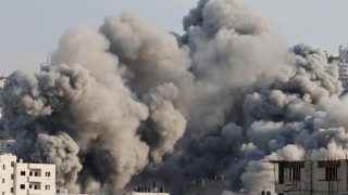 طواقم الدفاع المدني تقوم بالبحث عن أشخاص ناجين من منزل مهدم بجنين