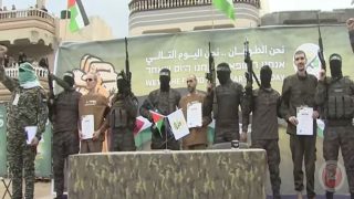الاسرى الثلاث على منصة الإفراج ويوجهون كلمات للاسرائيليين