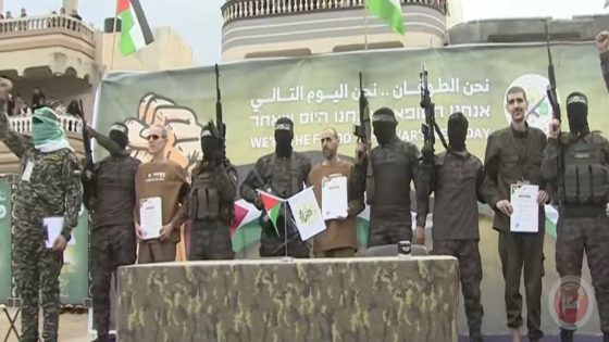 الاسرى الثلاث على منصة الإفراج ويوجهون كلمات للاسرائيليين
