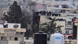 شاهد- جيش الاحتلال يشعل النار في أحد البنايات في مخيم جنين