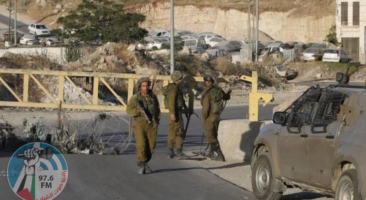 اعتقال شابين ونصب حواجز شرق قلقيلية
