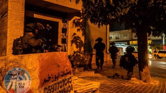 الاحتلال يعتقل ثلاثة مواطنين بينهم فتاة في مخيم الجلزون ونعلين