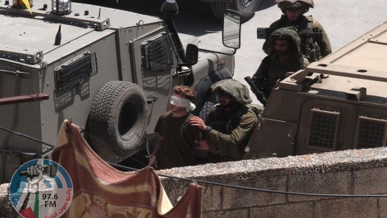 الاحتلال يعتقل 3 شبان بينهم جريحان من كفر عقب بالقدس