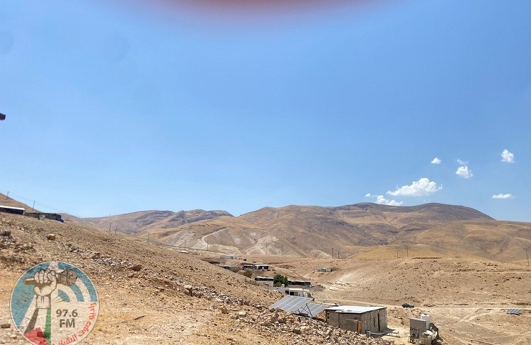 مستعمرون يشرعون بشق طريق استعماري قرب عرب المليحات غرب أريحا