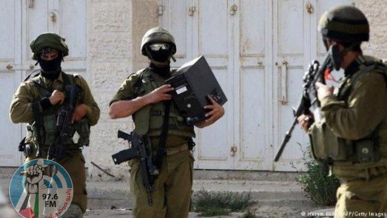 الاحتلال يعتقل أربعة مواطنين من الخليل ويستولي على أموال ومقتنيات