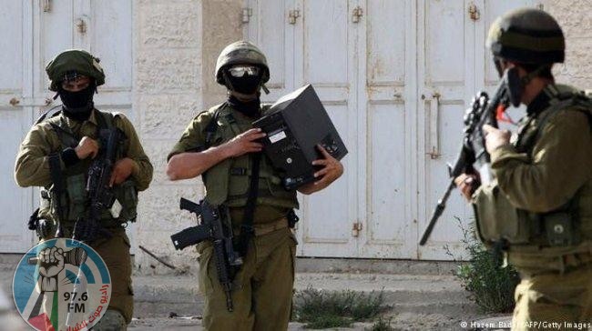 الاحتلال يعتقل أربعة مواطنين من الخليل ويستولي على أموال ومقتنيات