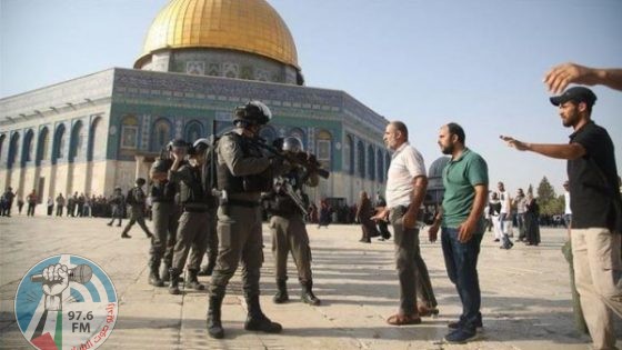 الاحتلال يبعد ثلاثة مواطنين عن القدس المحتلة