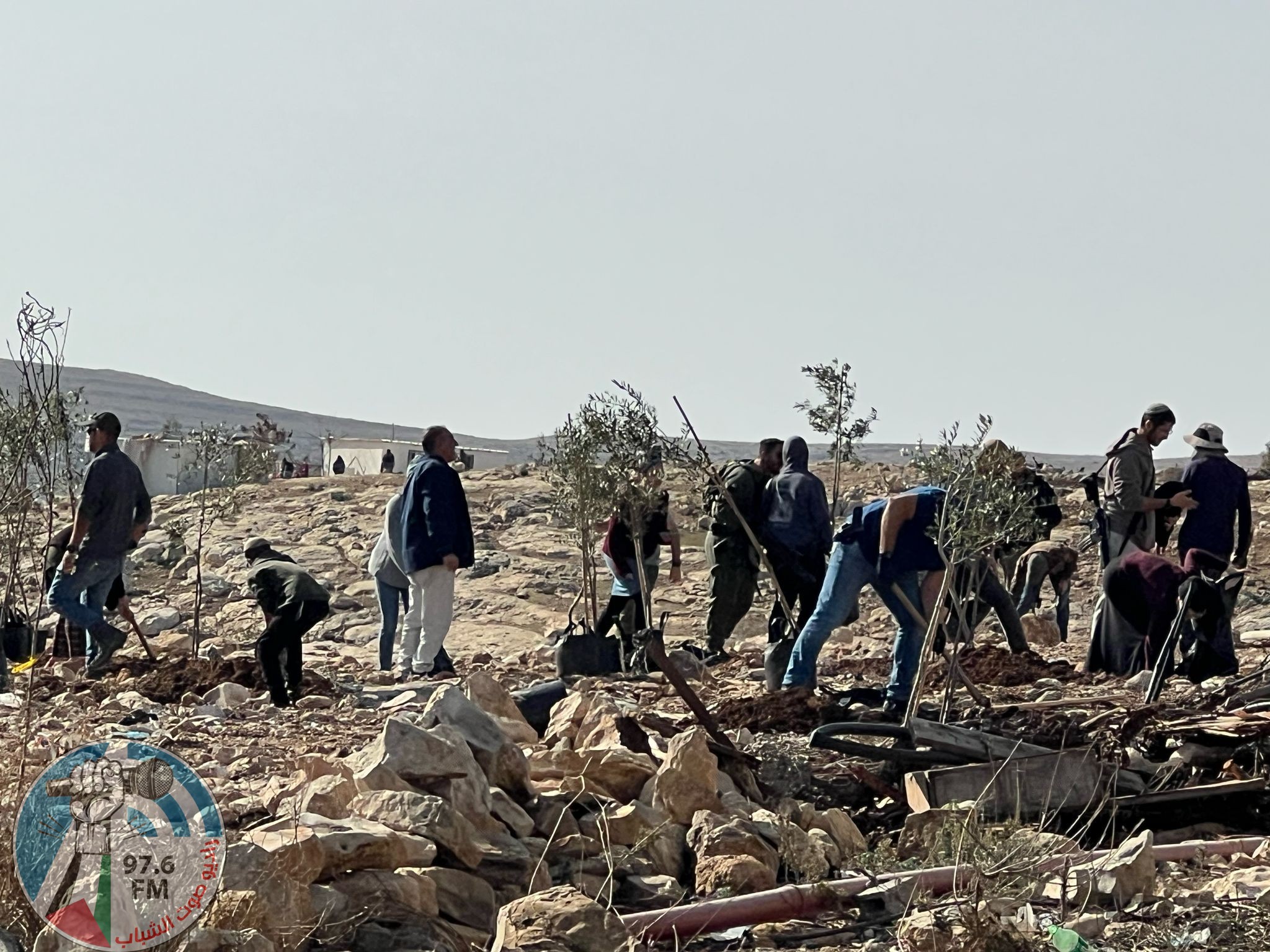 مستعمرون يعتدون على ممتلكات المواطنين في بيت كاحل شمال الخليل