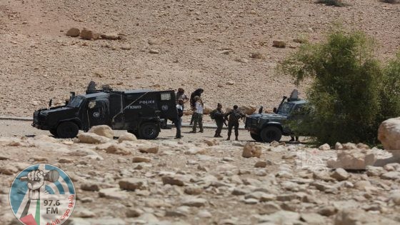 مستعمرون يهاجمون تجمع العوجا ويرعون أغنامهم بين مساكن وممتلكات المواطنين
