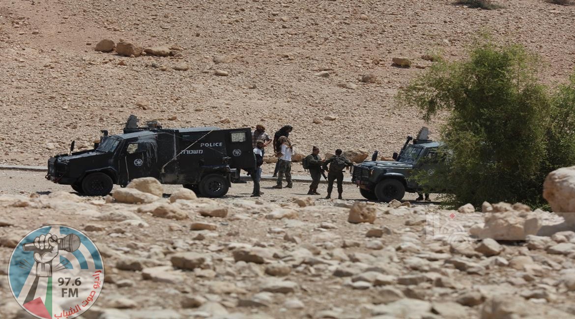مستعمرون يهاجمون تجمع العوجا ويرعون أغنامهم بين مساكن وممتلكات المواطنين