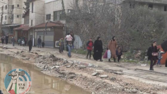 قوات الاحتلال تجبر عائلات من بلدة طمون على النزوح