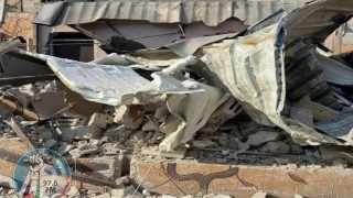 مستعمر يهدم بركسا للأبقار ويستولي على معدات زراعية وأدوات حفر بمسافر بني نعيم