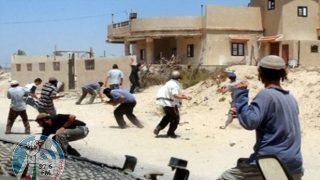 مستعمرون يهاجمون منازل المواطنين في يطا جنوب الخليل
