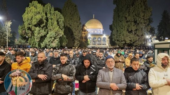 60 ألفا يؤدون صلاتي العشاء والتراويح في رحاب المسجد الأقصى المبارك