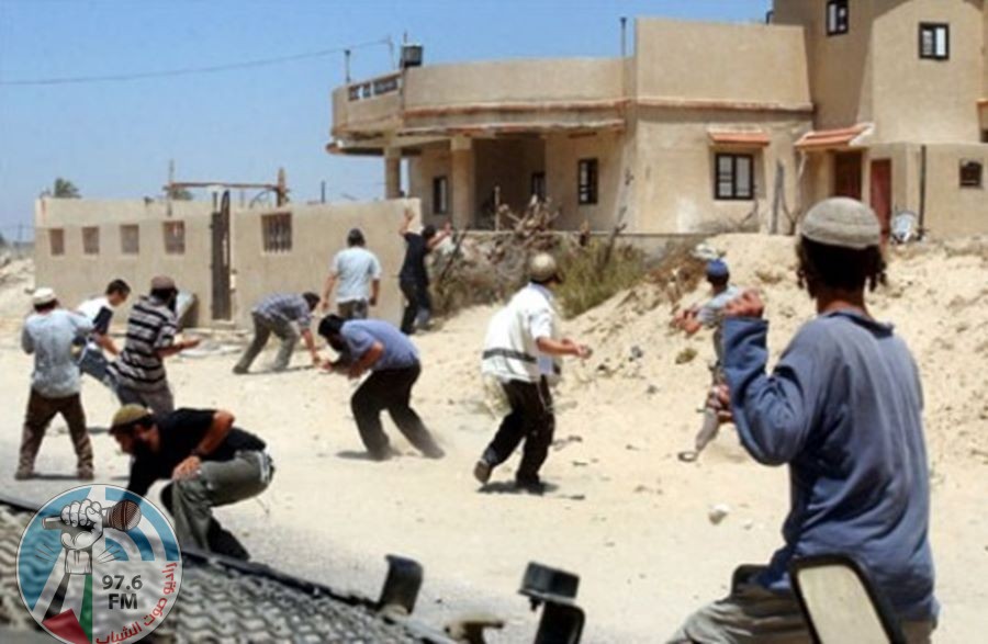 مستعمرون يهاجمون منازل المواطنين في يطا جنوب الخليل