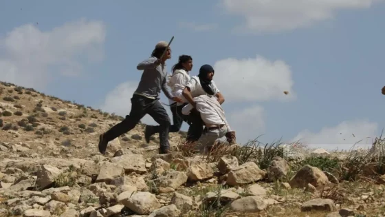 مستعمرون يعتدون على المواطنين ومنازلهم بمسافر يطا