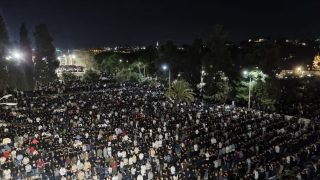 عشرات الالاف يحيون ليلة القدر في المسجد الأقصى