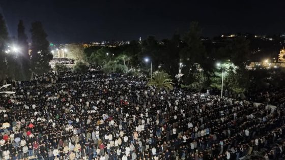 عشرات الالاف يحيون ليلة القدر في المسجد الأقصى
