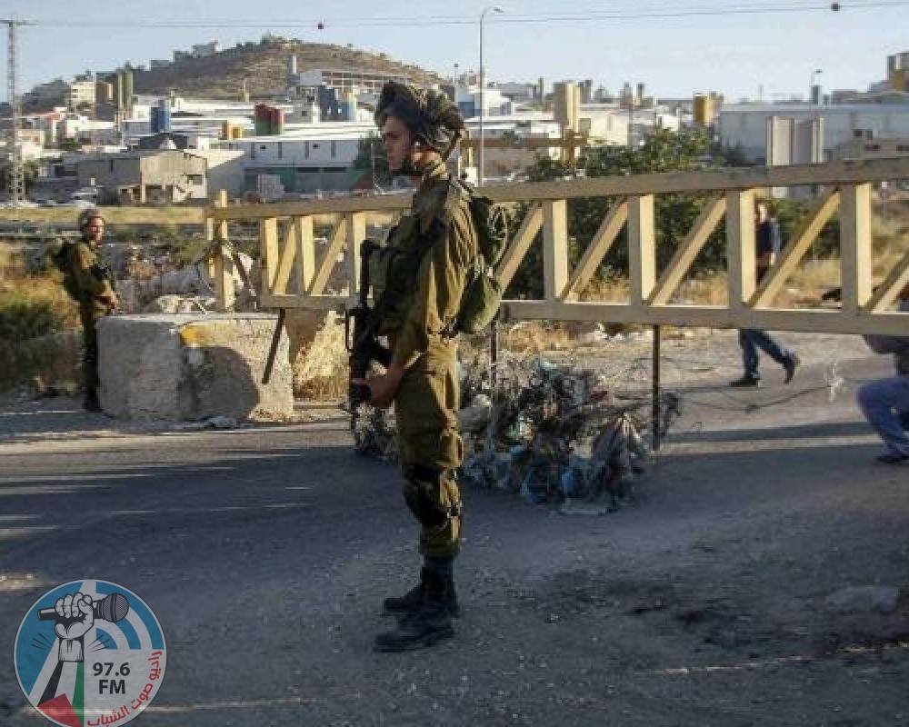 الاحتلال ينصب حاجزا عسكريا عند المدخل الشرقي لبلدة بيت فجار