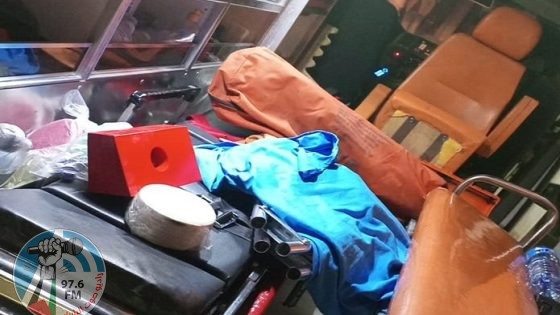 الاحتلال يعتدي بالضرب على طاقم إسعاف في مخيم الفوار