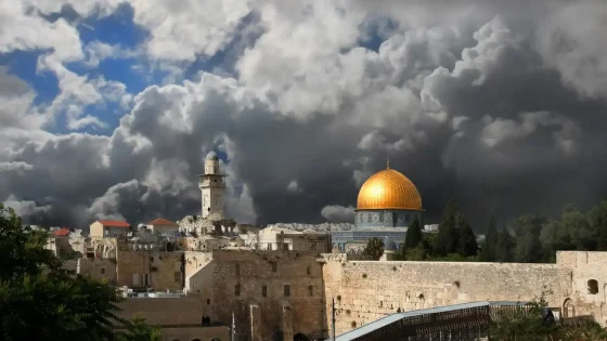 الطقس: انخفاض ملموس على الحرارة وسقوط أمطار متفرقة