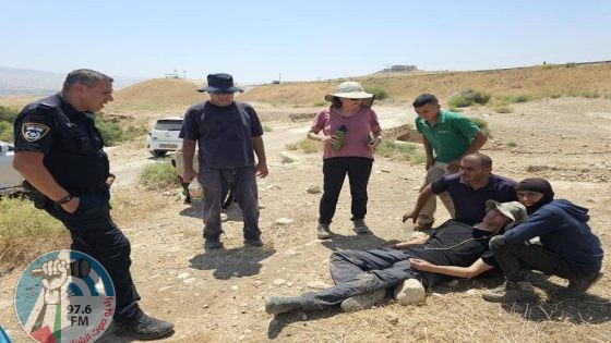مستعمرون يعتدون على مواطن ومتضامن في الأغوار الشمالية
