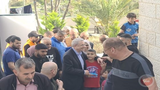 البرغوثي يزور النازحين من مخيمات طولكرم ونور شمس