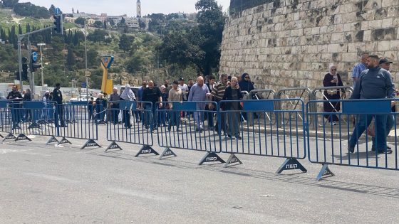 القدس: قيود الاحتلال تحد من أعداد المصلين في الجمعة الأخيرة من رمضان (صور)