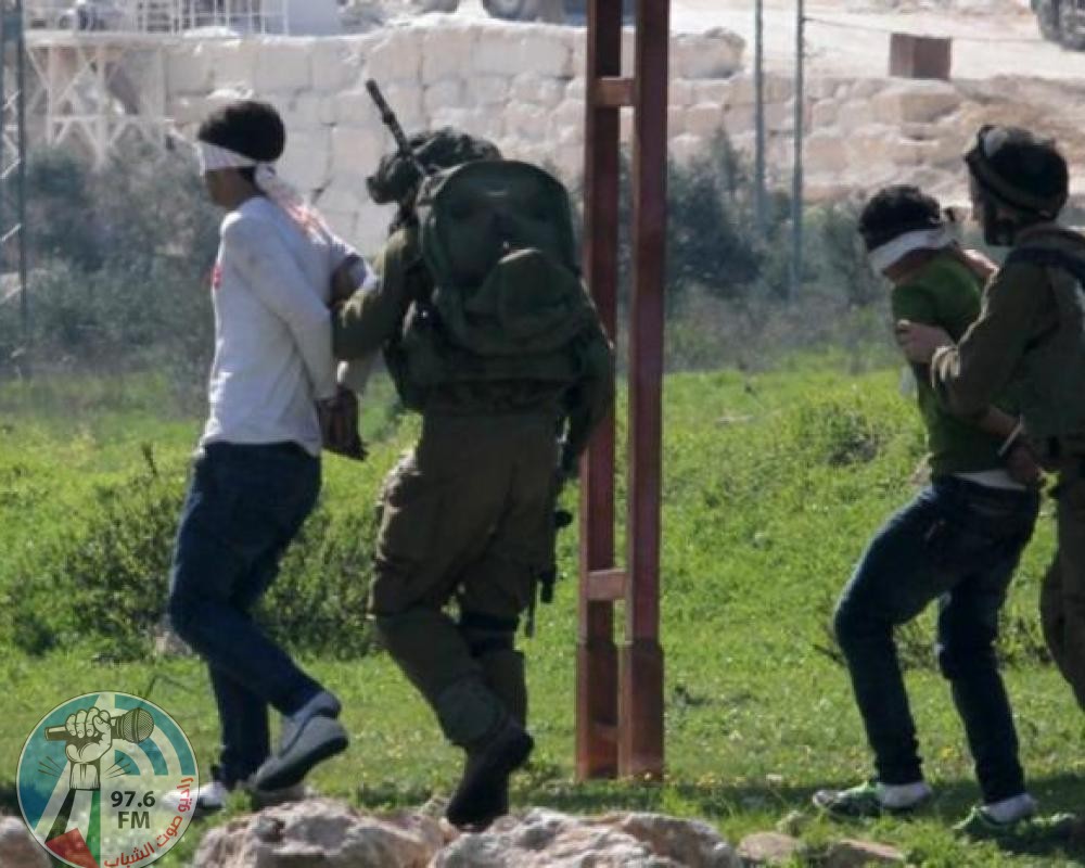 الاحتلال يعتقل شابين ويستولي على مركبتين شمال وغرب رام الله