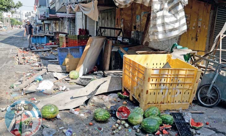 الاحتلال يحطم بسطات تجارية ويستولي على محتوياتها ويُخطر بهدم منازل في عناتا والعيسوية