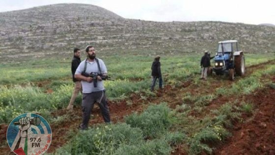مستعمرون يحرثون عشرات الدونمات في الأغوار الشمالية