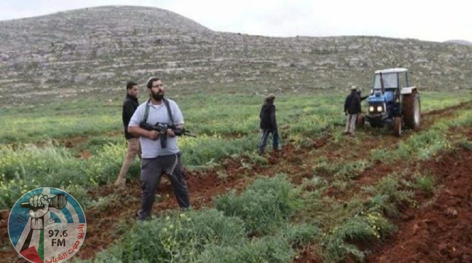 مستعمرون يحرثون عشرات الدونمات في الأغوار الشمالية