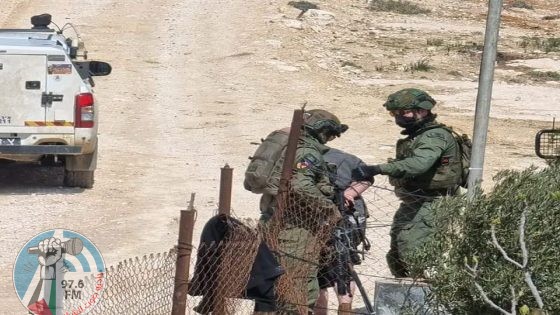 مستعمرون يهاجمون المواطنين وممتلكاتهم في مسافر يطا والجيش يعتقل 3 مواطنين