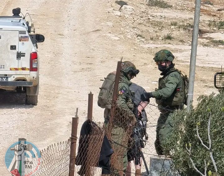 مستعمرون يهاجمون المواطنين وممتلكاتهم في مسافر يطا والجيش يعتقل 3 مواطنين